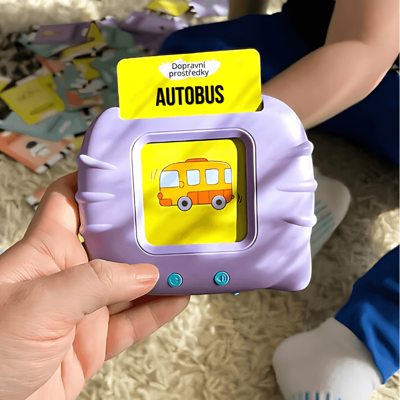 Detailní záběr na mluvící čtečku Kinderspeech s vloženou kartou "Autobus" pro výuku dopravních prostředků a rozvoj řeči u dětí.