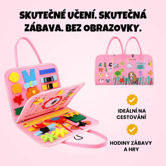 Propagační obrázek s názvem „Skutečné učení. Skutečná zábava. Bez obrazovky.“ zobrazuje růžový dětský kufřík s aktivitami (busy board), který je ideální na cestování. Grafika zdůrazňuje hodiny zábavy a hry bez nutnosti používat obrazovky. Kufřík obsahuje různé prvky pro rozvoj jemné motoriky, jako jsou přezky, zipy, tvary a barevná ozubená kolečka.