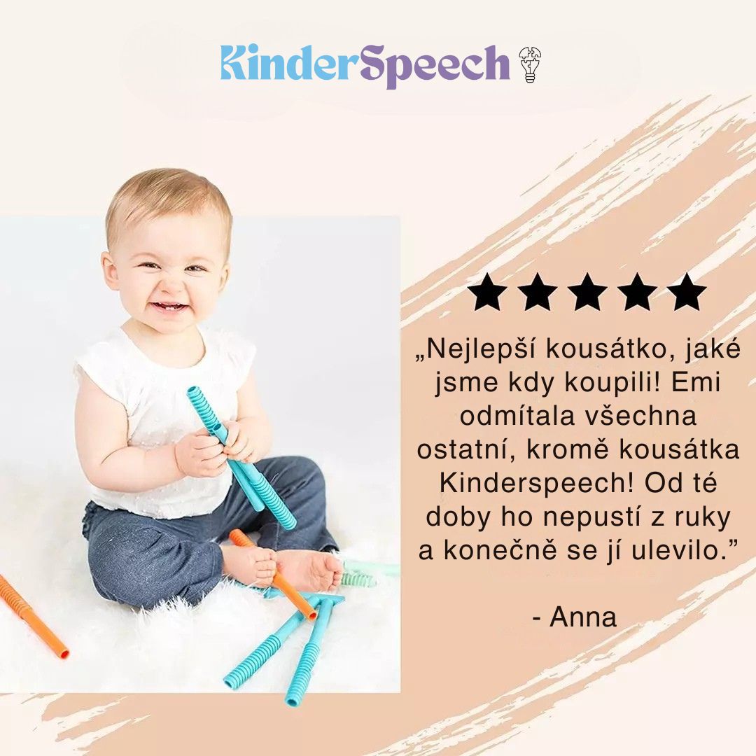 Usmívající se batole s kousátky KinderSpeech v ruce, doplněné pětihvězdičkovou recenzí od maminky Anny, která si chválí, že je to jediné kousátko, které její dcera Emi přijala a které jí konečně přineslo úlevu.