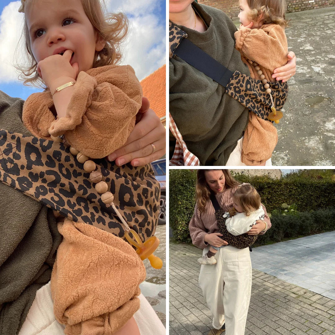 Koláž tří fotografií zobrazující dítě v nosítku s leopardím vzorem při nošení venku, doplněné o klip na dudlík.