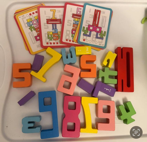 Barevné dřevěné číslice a výukové karty Kinderspeech pro rozvoj logického myšlení a základů počítání u dětí.